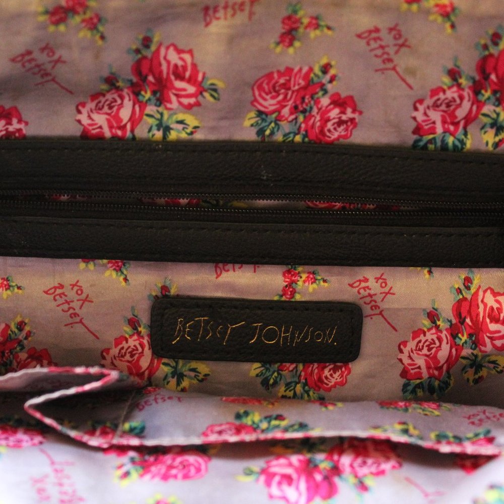 BETSEY JOHNSON BLACK & WHITE HEART PURSE - Picture 4 of 11